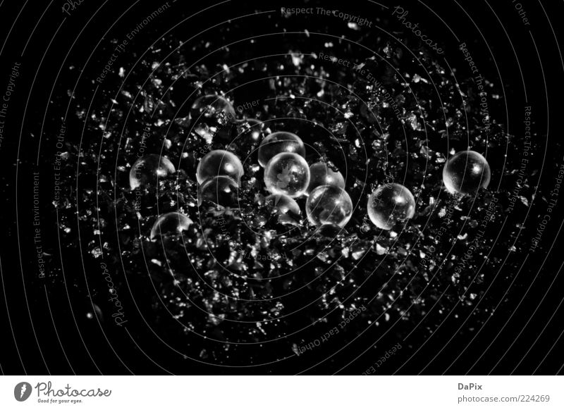 Glasperlen glänzend rund schwarz Reinheit bizarr Schwarzweißfoto Detailaufnahme Menschenleer Reflexion & Spiegelung dunkel viele Kugel kugelrund Nahaufnahme