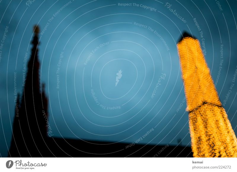 Frohe Weihnachten Feste & Feiern Kirche Turm Bauwerk Gebäude Architektur Kirchturm Kirchturmspitze Licht Lichterkette Beleuchtung leuchten glänzend blau gelb