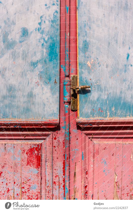 geschlossene Tür mit abgeplatzten Lackschichten in altrosa und hellblau. |Spannung Liapades Korfu Dorf Haus Architektur lost places Griff warten historisch