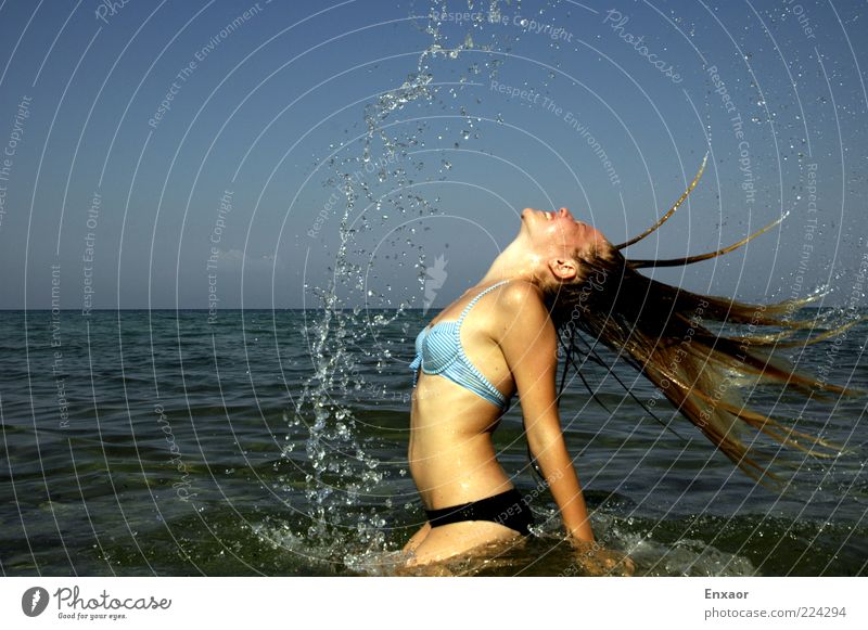 Wasserbogen Freude schön Körper Haare & Frisuren Haut Leben Sommerurlaub 1 Mensch Wassertropfen Himmel Schönes Wetter Meer Lächeln lachen Spielen leuchten