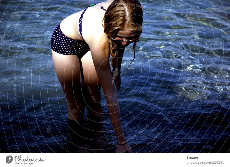 Im Meer rühren Sommer Sommerurlaub Mädchen 1 Mensch Wasser Sonnenlicht Schönes Wetter Bikini Sonnenbrille blond Zopf Schwimmen & Baden berühren stehen schön