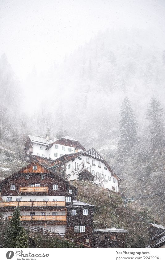Alpines Dorf an einem schneit Tag Ferien & Urlaub & Reisen Berge u. Gebirge Haus Silvester u. Neujahr Natur Wetter schlechtes Wetter Unwetter Sturm Schnee