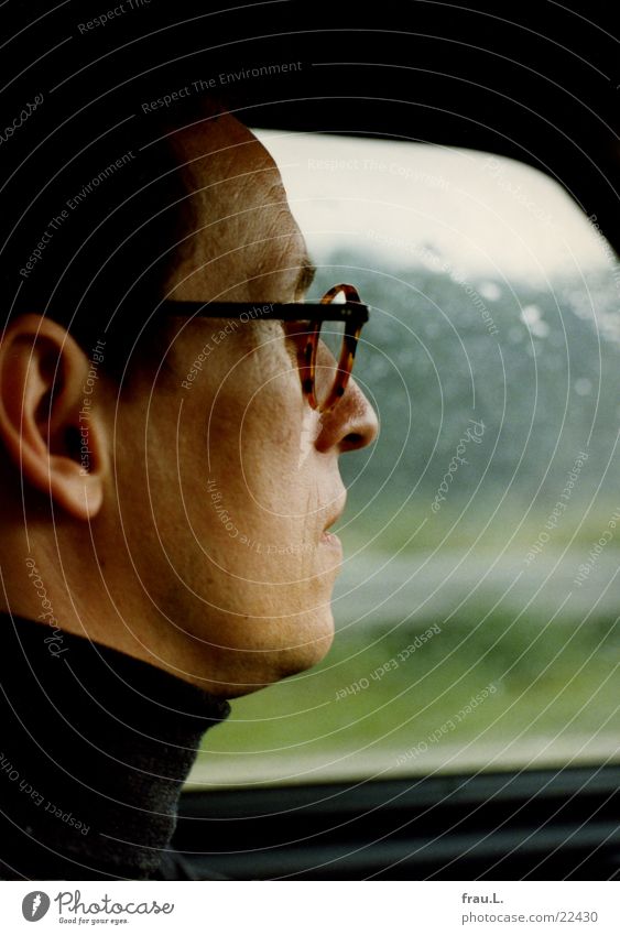 im Auto Autofahren Regen Autobahn Silhouette Brille Sommer Mann Ferien & Urlaub & Reisen unterwegs Gesicht Porträt Vertreter Verkehr Wetter autoahrer Profil