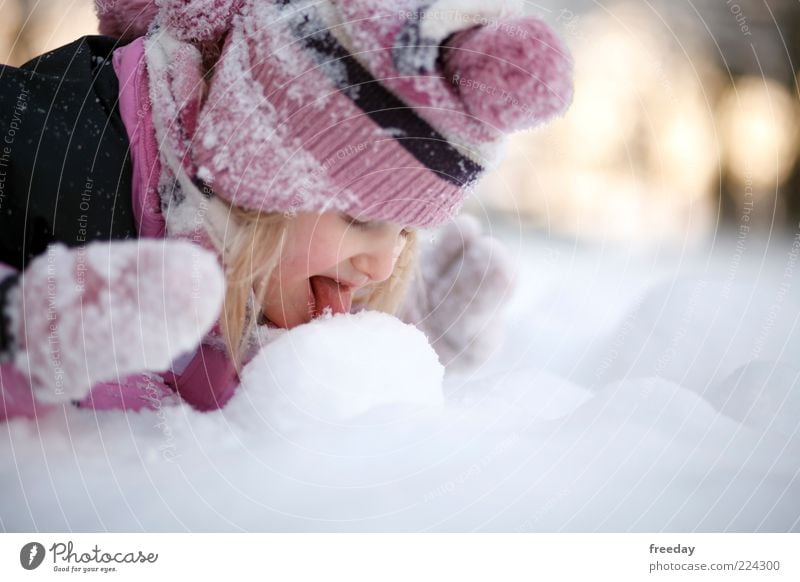 FROHE WEIHNACHTEN!!! - Guck, das schmilzt! Kleinkind Kindheit Leben Gesicht Mund Zunge 1 Mensch Umwelt Natur Winter Klima Wetter Schnee Schal Handschuhe Mütze