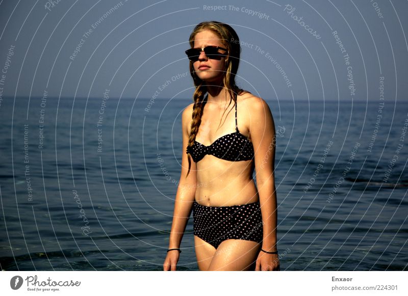 In die Sonne schau'n schön Körper Haare & Frisuren Haut harmonisch Zufriedenheit Sommer Meer feminin Wasser Bikini Sonnenbrille blond Zopf Erholung Blick dünn