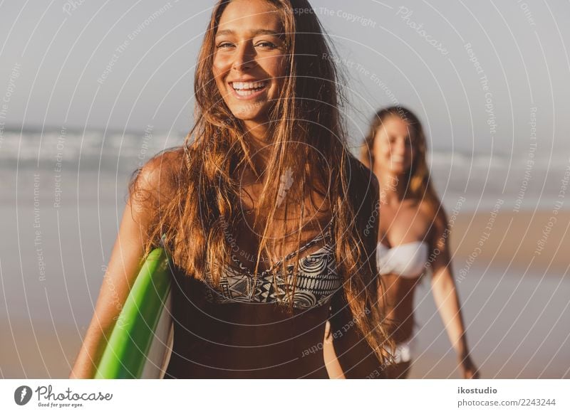 Lasst uns surfen Lifestyle Glück schön Körper Erholung Ferien & Urlaub & Reisen Sommer Strand Meer Wellen Sport Frau Erwachsene Freundschaft Sand Bikini brünett