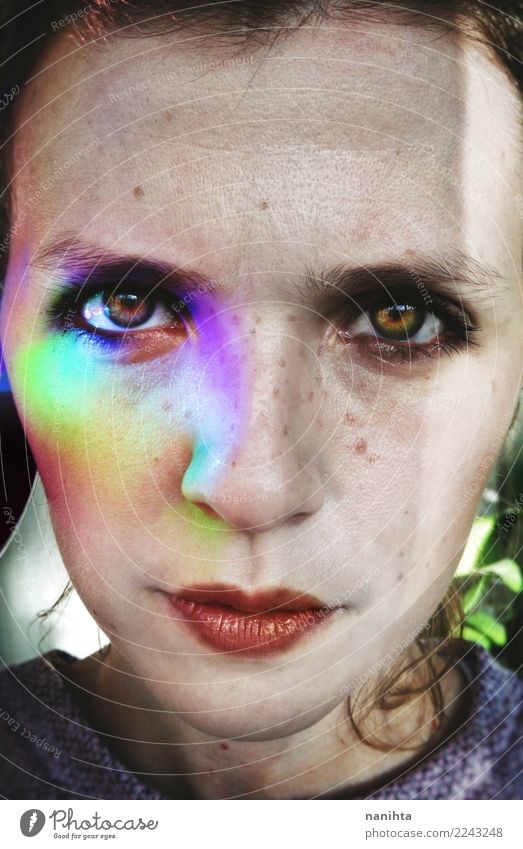 Close up Portrait einer jungen Frau mit farbigen Lichtern Design schön Sommersprossen Mensch feminin Junge Frau Jugendliche Gesicht 1 18-30 Jahre Erwachsene