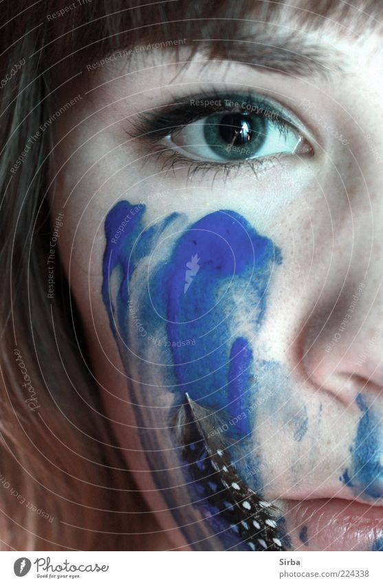indian eye Mensch feminin Junge Frau Jugendliche Gesicht Auge Nase Lippen glänzend weich blau Feder Farbfoto Innenaufnahme Nahaufnahme Kunstlicht