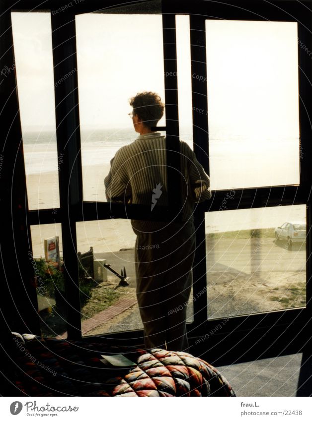 im Hotel Hotelzimmer Mann Fenster Frankreich Meer Strand Einsamkeit Ferien & Urlaub & Reisen träumen ruhig Küste Bett Atlantik bretange Bucht Straße beobachten