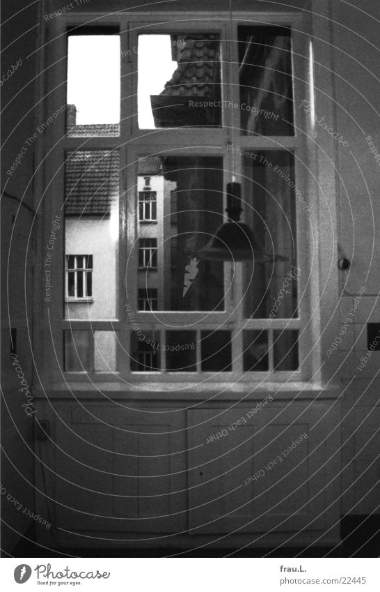 Fenster zum Hof Wohngemeinschaft Küche Hinterhof Lampe Hannover Stadt Wohnung Altbau leer Abschied Architektur listig ausgeräumt albau kühlkasten podbi
