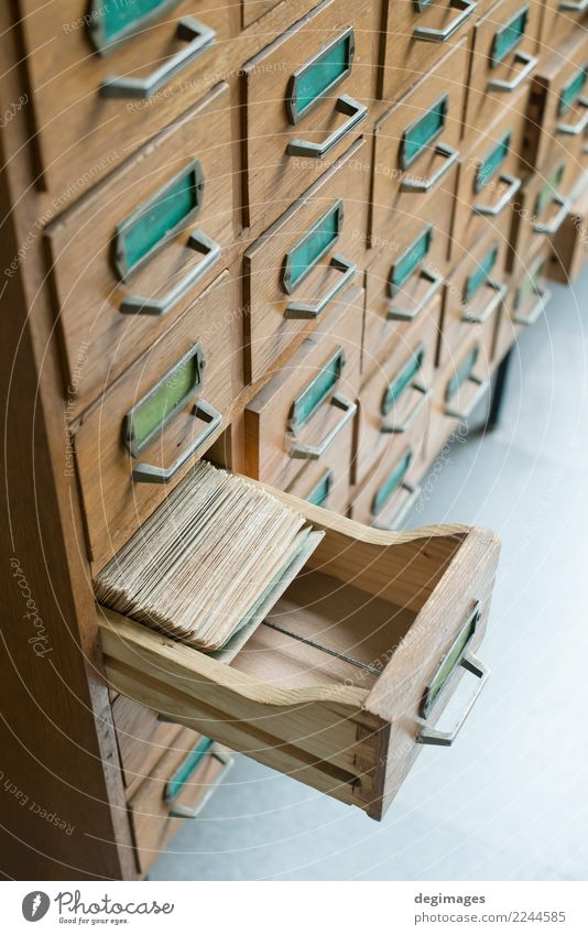 Alte geöffnete hölzerne Fächer Möbel Schallplatte Bibliothek Aktenordner Holz alt fallen retro braun Tradition Archiv katalogisieren altehrwürdig Postkarte