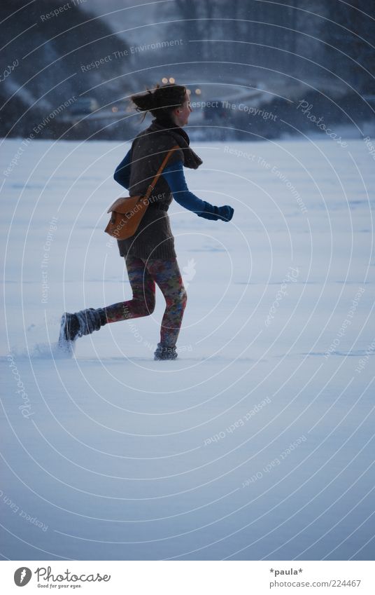 Der Winter wartet nicht... Freude feminin Junge Frau Jugendliche 1 Mensch 18-30 Jahre Erwachsene Landschaft Schnee Feld Bekleidung Tasche langhaarig Bewegung