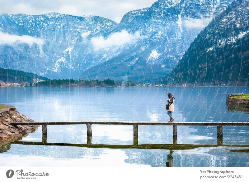 Mädchen, das auf eine Plattform über einem alpinen See geht Ferien & Urlaub & Reisen Tourismus Freiheit Berge u. Gebirge Mensch feminin Junge Frau Jugendliche