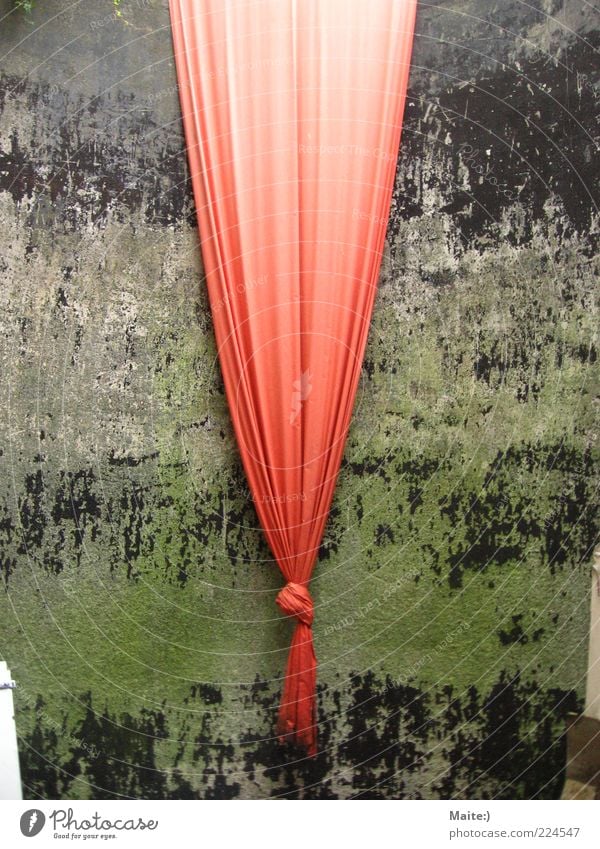 Gardine :) Kunst Umwelt außergewöhnlich Farbfoto Außenaufnahme Vorhang rot Stoff Knoten Kunstwerk Tag