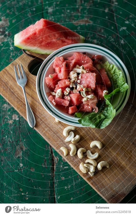 sommerlicher Snack Lebensmittel Salat Salatbeilage Frucht Wassermelone Mandel Salatblatt Ernährung Bioprodukte Vegetarische Ernährung Diät Fasten