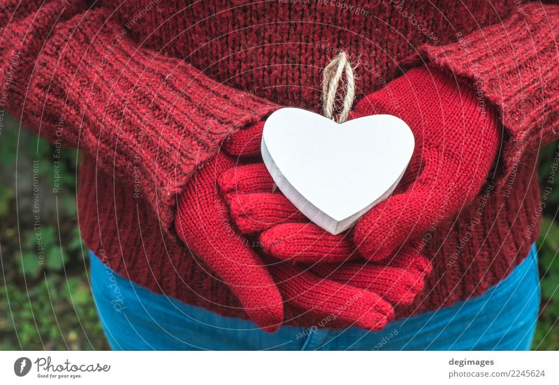 Hände in Handschuhe und weißes Herz schön Winter Valentinstag Frau Erwachsene Natur Liebe rot Romantik Valentinsgruß Symbole & Metaphern Fäustlinge Feiertag