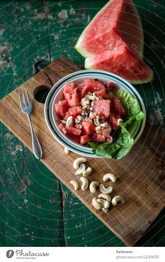 Sommersalat Lebensmittel Salat Salatbeilage Frucht Wassermelone Cashews Kerne Nuss Salatblatt Ernährung Mittagessen Abendessen Picknick Bioprodukte