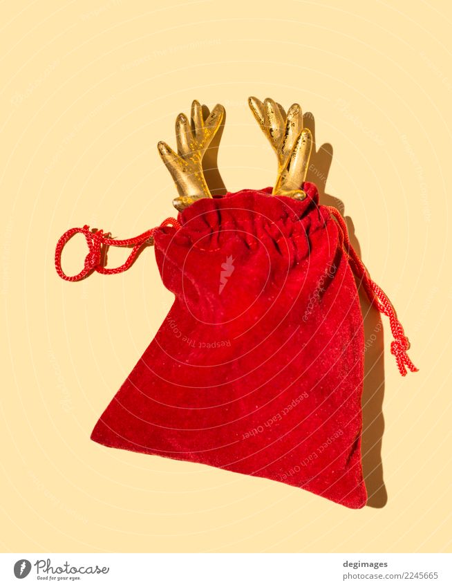 Hirschhorn in der roten Sankt Tasche Design Winter Dekoration & Verzierung Feste & Feiern Weihnachten & Advent Hand Tier Hirsche Claus Weihnachtsmann Rentier