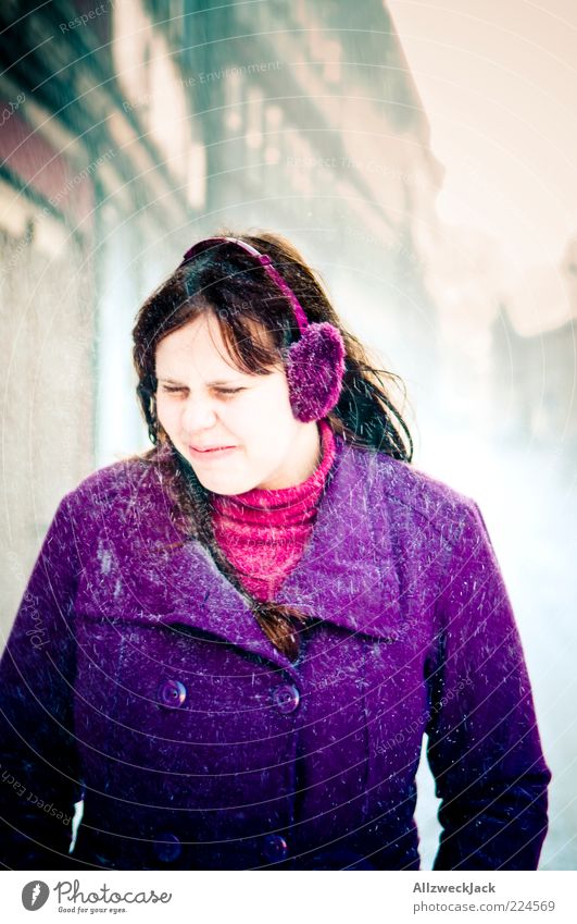 Lila gegen den Schnee feminin Junge Frau Jugendliche 1 Mensch 18-30 Jahre Erwachsene Mantel Ohrschützer brünett langhaarig violett standhaft Farbe kalt