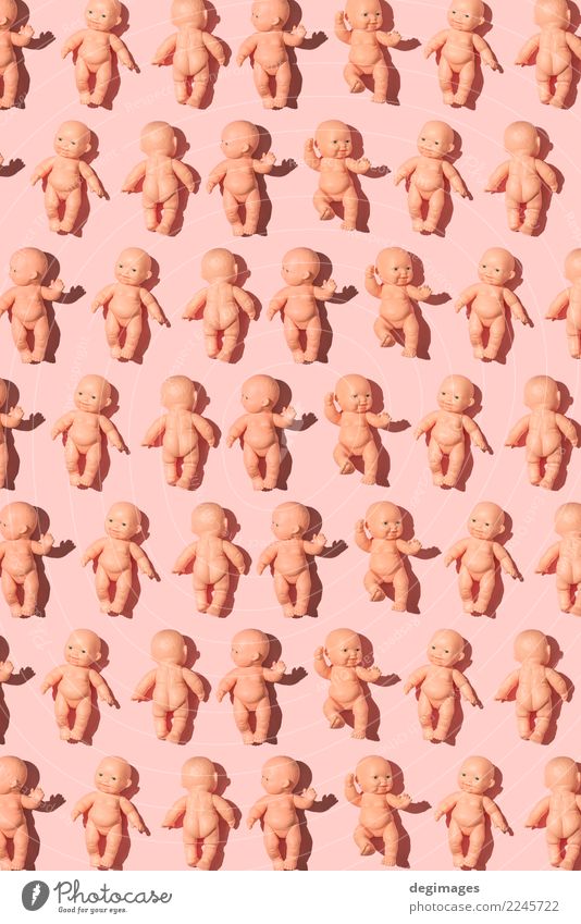 Babypuppenmuster auf Rosa Design Haut Spielen Kind Kindheit Spielzeug Puppe Kunststoff alt sitzen nackt niedlich blau rosa Hintergrund Dolly Puppen Kopf