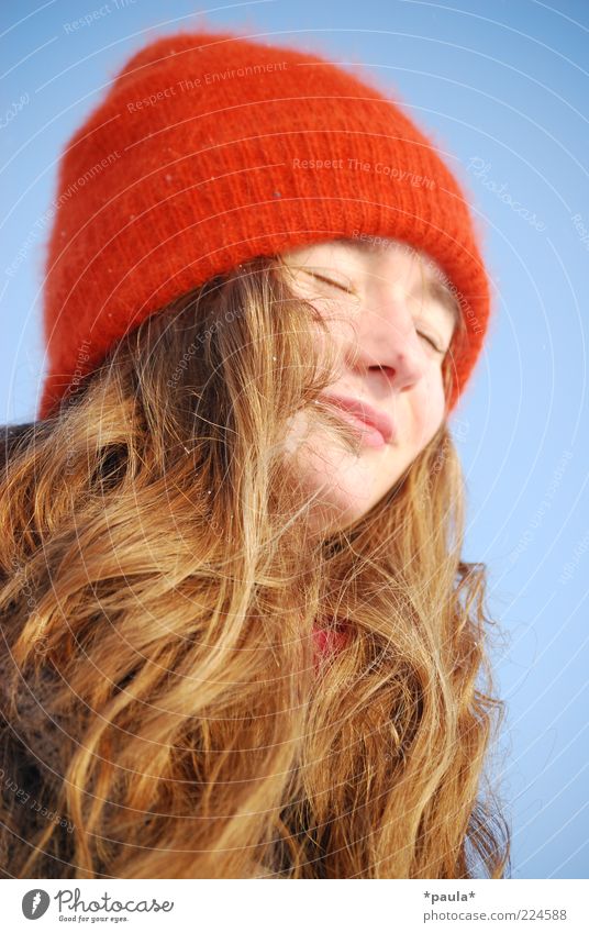 Wintermädchen feminin Junge Frau Jugendliche Kopf Haare & Frisuren Gesicht 1 Mensch Sonnenlicht Schönes Wetter Mütze brünett langhaarig Locken atmen Erholung