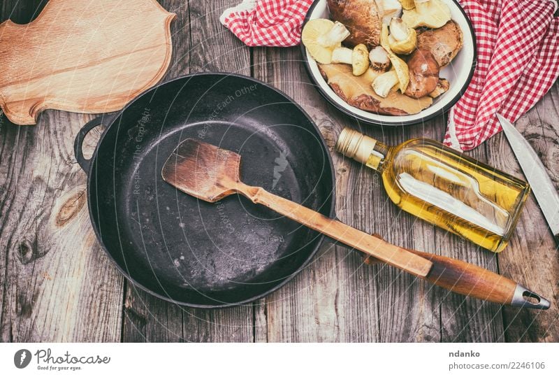 frische essbare wilde Pilze Gemüse Ernährung Vegetarische Ernährung Diät Teller Schalen & Schüsseln Tisch Küche Holz natürlich oben braun grau rot weiß
