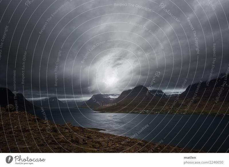 Leben am Fjord Natur Landschaft Himmel Wolken Horizont Frühling Wetter Wind Felsen Berge u. Gebirge Schneebedeckte Gipfel Küste Dorf Haus bedrohlich dunkel