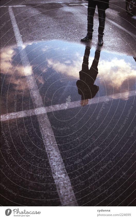 X Stil Mensch Himmel Wolken Kreuz ästhetisch geheimnisvoll Identität Leben träumen Asphalt Parkplatz Fahrbahnmarkierung Reflexion & Spiegelung Spiegelbild