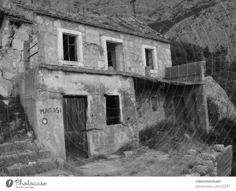 ruine Haus Ruine Kroatien Krieg Türkei Alm schwarz weiß Erdbeben Fenster Architektur Einsamkeit Ziel vorgaukeln kroaten Berge u. Gebirge Hütte Wohnung Stein