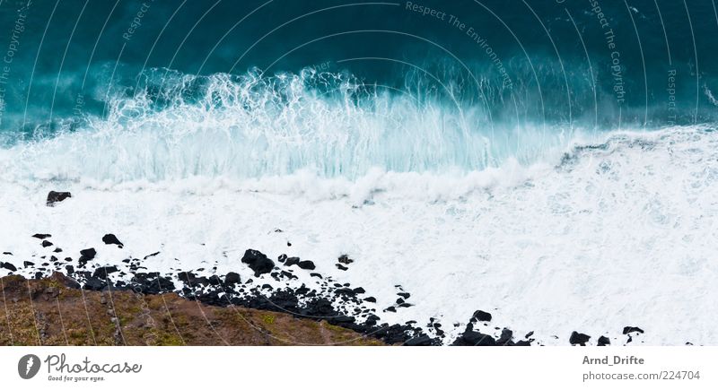 Welle Strand Meer Wellen Unwetter Sturm Küste groß Hintergrundbild Brandung Gischt Farbfoto Außenaufnahme Menschenleer Textfreiraum oben Tag Vogelperspektive