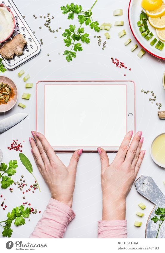 Frauenhände mit Tablet-PC mock up und Lebensmittel Bioprodukte Vegetarische Ernährung Diät Geschirr Stil Design Gesundheit Gesunde Ernährung Häusliches Leben