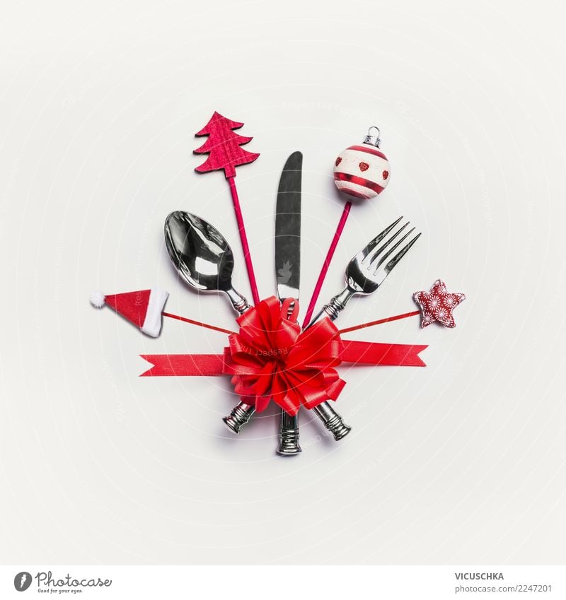 Weihnachtsgedeck mit Besteck, roter Schleife und Dekoration Festessen Messer Gabel Löffel Stil Design Party Veranstaltung Restaurant Feste & Feiern
