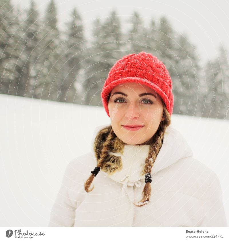 Schneeweißchen und Rosenrot Junge Frau Jugendliche 1 Mensch 18-30 Jahre Erwachsene Winter Schneefall Jacke Mütze blond Zopf genießen Lächeln authentisch