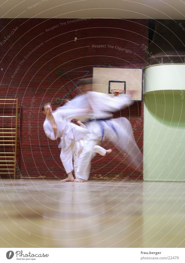 karatekata Karate Kata Sport Bewegung üben Mensch Lagerhalle kämpfen