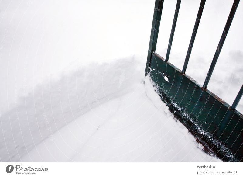 Eingang Winter Klima Schnee Tür kalt Schneedecke Tor Gartentor Neuschnee Schneehöhe Ecke aufmachen offen Farbfoto Außenaufnahme Detailaufnahme Menschenleer
