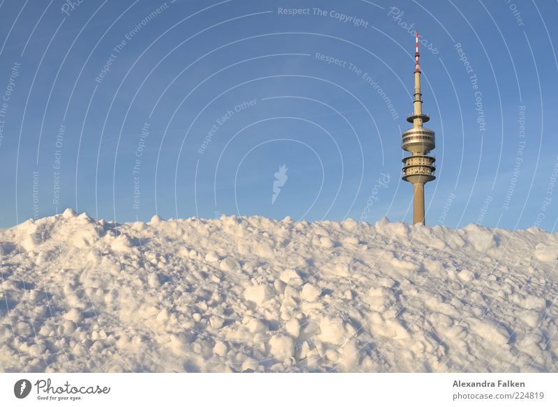 München geht unter. Sightseeing Städtereise Winter Schnee Olympiapark Fernsehturm Himmel Wolkenloser Himmel Bayern Menschenleer Turm Sehenswürdigkeit