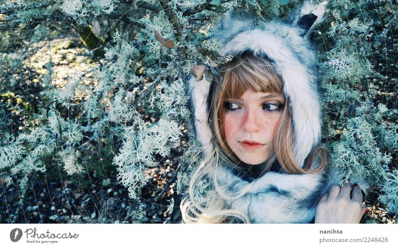 Junge Frau, die einen Pelzhut im Wald trägt Stil exotisch schön Haut Gesicht Sinnesorgane Mensch feminin Jugendliche 1 18-30 Jahre Erwachsene Umwelt Natur