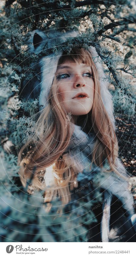 Junge wilde Frau, die einen Pelzhut in das Holz trägt exotisch Haare & Frisuren Haut Gesicht Sinnesorgane Mensch feminin Junge Frau Jugendliche 1 18-30 Jahre