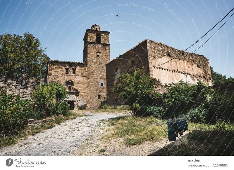 voller Wäschetrockner vor Ruine Haus Burg oder Schloss Mauer Wand Fenster Tür Straße alt außergewöhnlich blau braun grau grün Wäscheständer Spanien Rioja