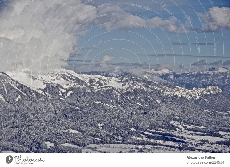 Weitblick. Umwelt Natur Landschaft Urelemente Luft Himmel Wolken Sonnenlicht Winter Klima Wetter Schönes Wetter Schnee Wald Hügel Felsen Alpen Berge u. Gebirge