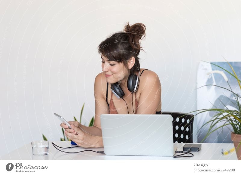 Geschäftsfrau, die an ihrem Laptop bei der Arbeit arbeitet (Stern-oben Konzept) Lifestyle Glück Schreibtisch Erfolg Arbeit & Erwerbstätigkeit Arbeitsplatz Büro