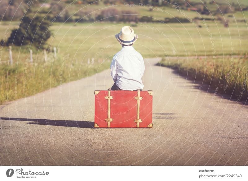 Kind in einem Koffer auf der Straße sitzend Lifestyle Freude Ferien & Urlaub & Reisen Tourismus Ausflug Abenteuer Freiheit Mensch maskulin Kleinkind Junge