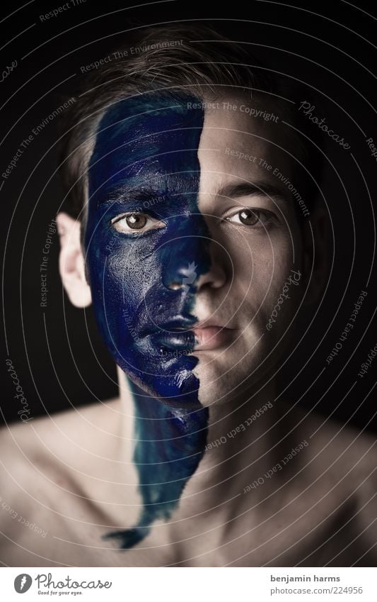 tag und nacht Mensch maskulin Junger Mann Jugendliche Gesicht 1 18-30 Jahre Erwachsene Blick schön einzigartig blau Kraft Farbfoto Innenaufnahme Porträt
