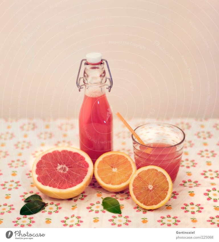 Juicy Fruit Lebensmittel Frucht Orange Ernährung Bioprodukte Slowfood Getränk Erfrischungsgetränk Saft Flasche Glas Trinkhalm lecker Zitrusfrüchte Grapefruit