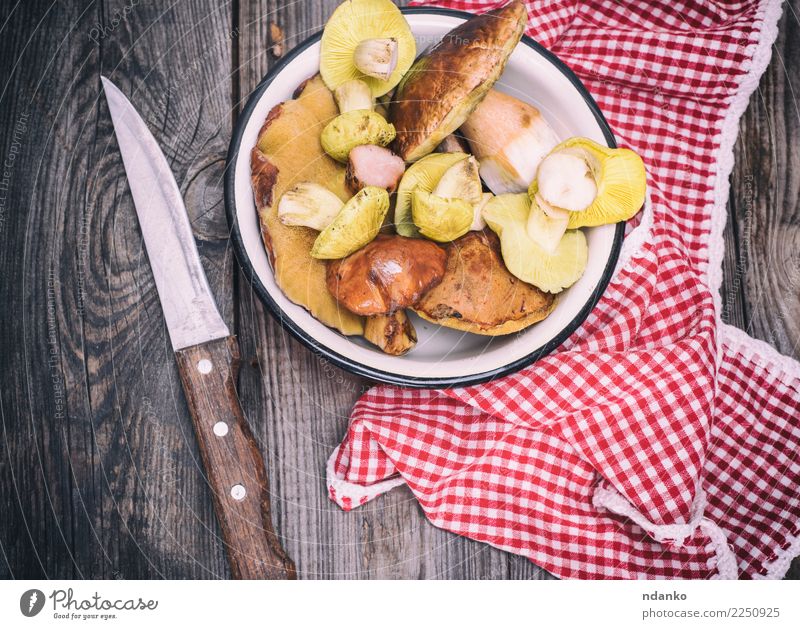 essbare wilde Pilze Gemüse Vegetarische Ernährung Diät Schalen & Schüsseln Messer Tisch Küche Herbst Holz frisch natürlich oben braun grau rot Hintergrund