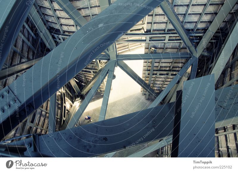 Im Stahlgewitter Industrieanlage Fabrik blau Stahlträger stahlblau Stahlturm Stahlkonstruktion Strebe Balken Eisen Eisenstangen Bauwerk hoch Bilbao Spanien