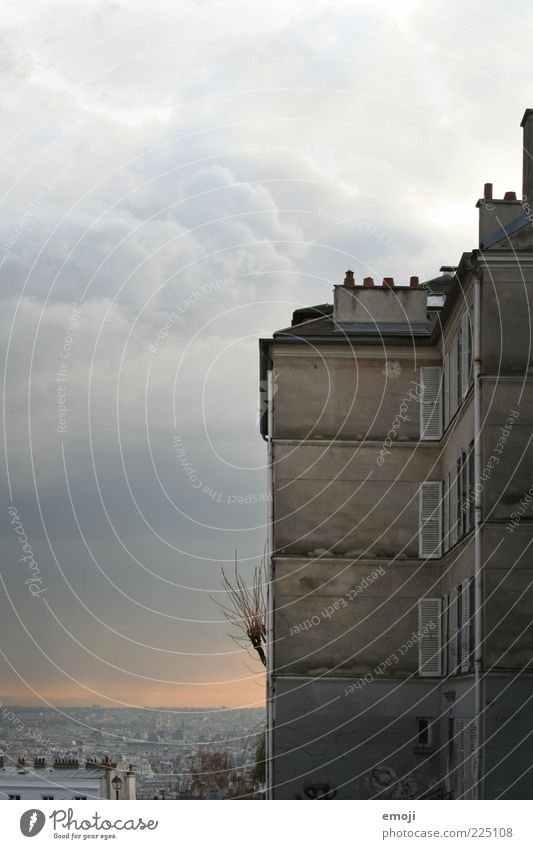 PARIS Hauptstadt Stadtrand Gebäude Mauer Wand Fassade Fenster außergewöhnlich bedrohlich dunkel Aussicht Surrealismus Paris Wolken Wetter Farbfoto