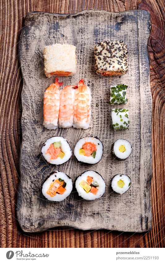 Sushi eingestellt auf Tonwarenplatte Lebensmittel Meeresfrüchte Mittagessen Teller Tisch Holz Rost frisch lecker oben Tradition Keramik Essen zubereiten