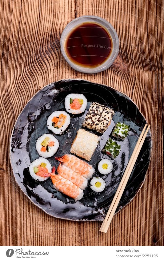 Sushi stellten auf Tonwarenplatte mit Essstäbchen und Sojasoße ein Lebensmittel Meeresfrüchte Teller Tisch Holz Rost frisch lecker oben Tradition Keramik