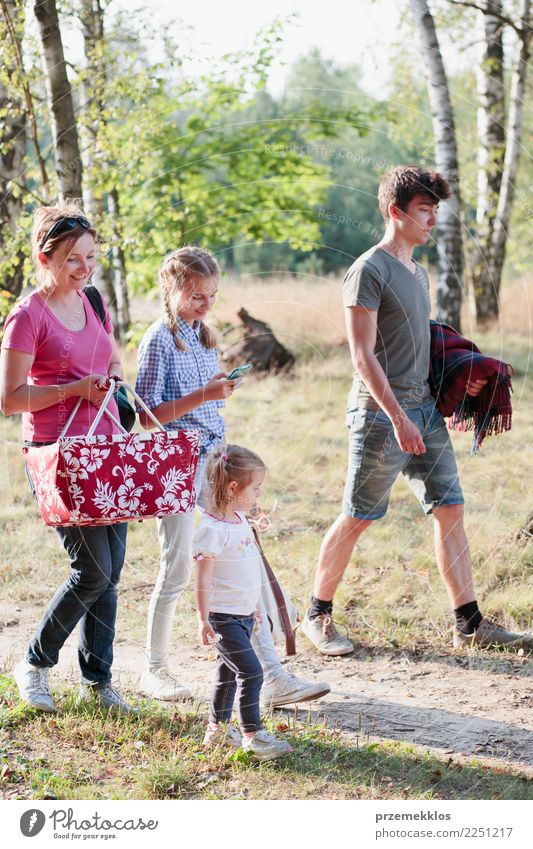 Familie, die auf Picknick zum Wald am sonnigen Tag geht Lifestyle Freude Glück Erholung Freizeit & Hobby Ferien & Urlaub & Reisen Sommer Kind Mädchen Junge